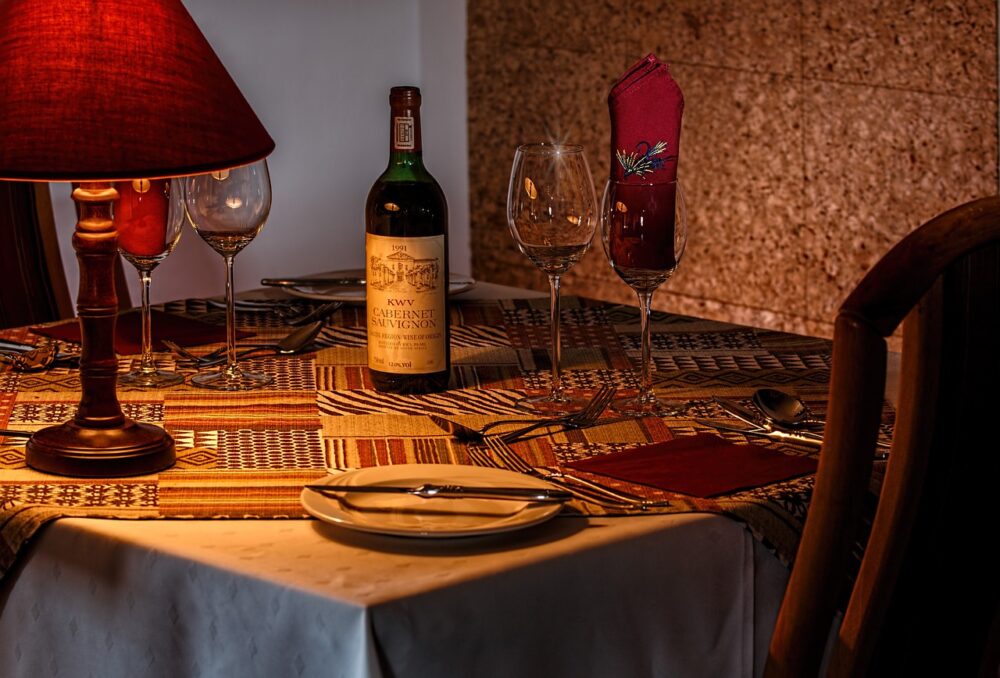 レストラン　テーブル　ワイン　カトラリー