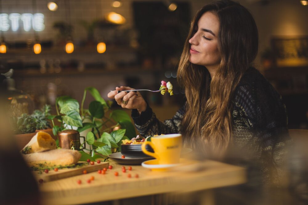 女性　フォーク　食事